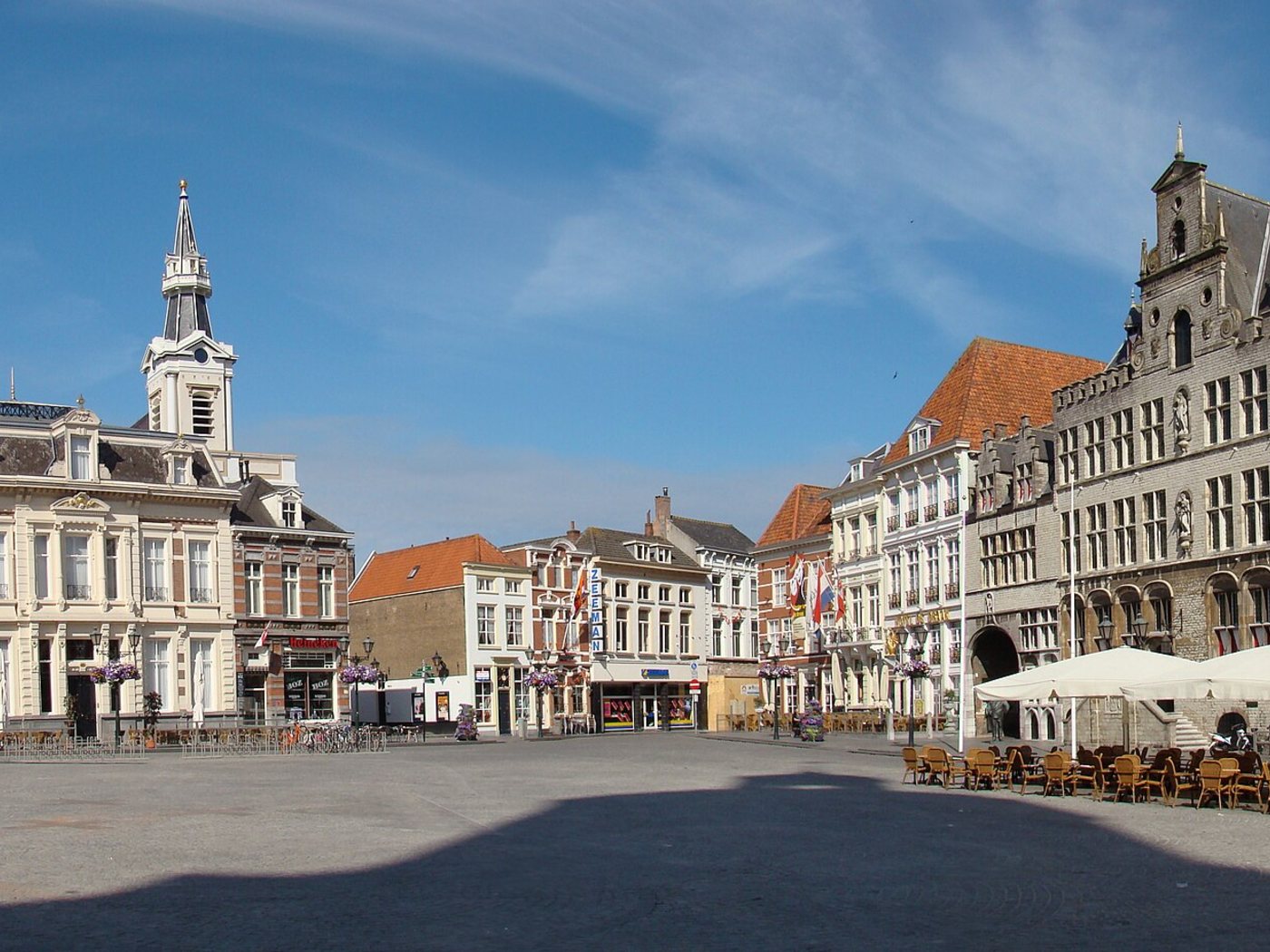 De Vismarkt aan het water in Bergen op Zoom, met terrassen en de Grote Kerk op de achtergrond