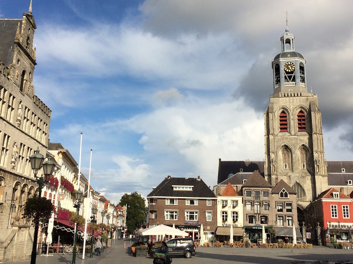 De Grote Kerk en het kasteel van Bergen op Zoom weerspiegeld in het water