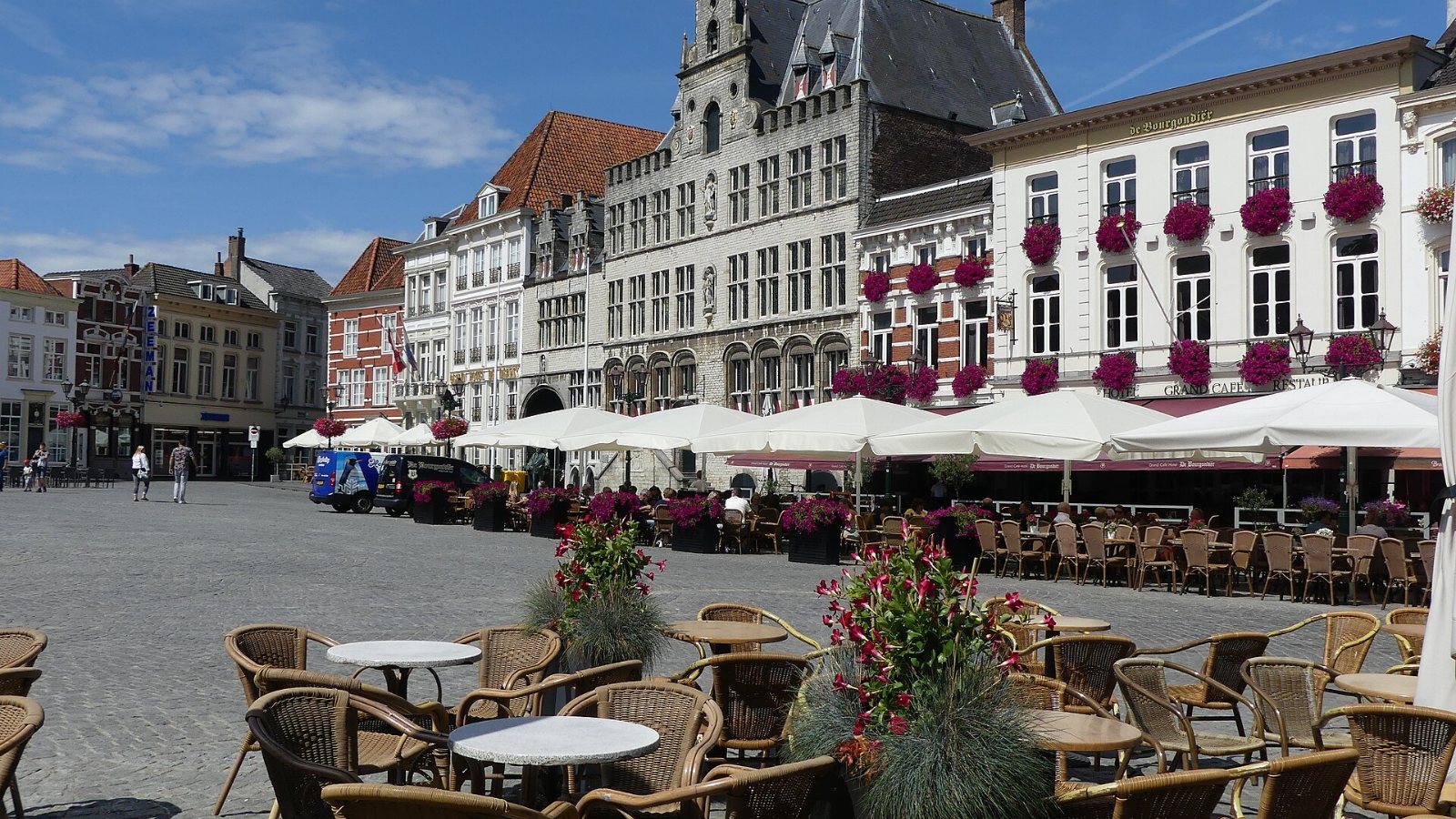 Het Spanjaardsgat in Bergen op Zoom met de Grote Kerk
